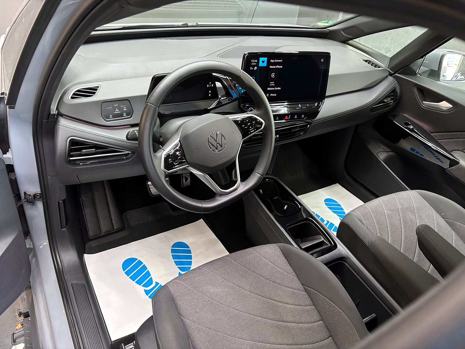 Frisch gereinigtes Cockpit eines VW ID.3 mit ausgelegten Einmal-Fußmatten vor der Übergabe